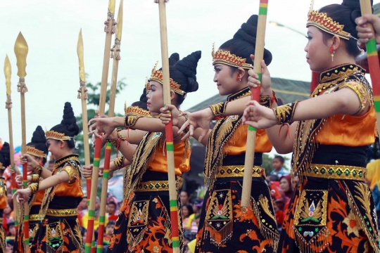 Ratusan pelajar menari tradisional sambut HUT Kabupaten Kediri