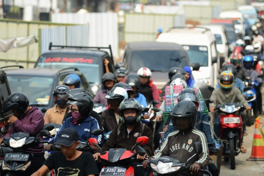 Imbas proyek jalan layang, Kebayoran Lama hingga Cipulir macet parah