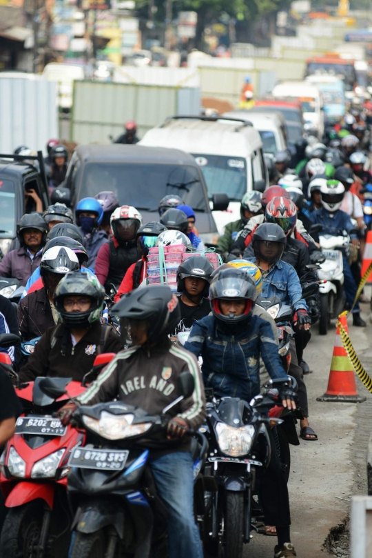 Imbas proyek jalan layang, Kebayoran Lama hingga Cipulir macet parah