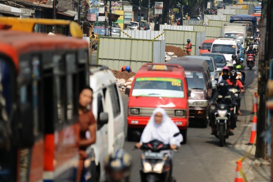 Imbas proyek jalan layang, Kebayoran Lama hingga Cipulir macet parah