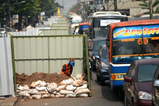 Imbas proyek jalan layang, Kebayoran Lama hingga Cipulir macet parah