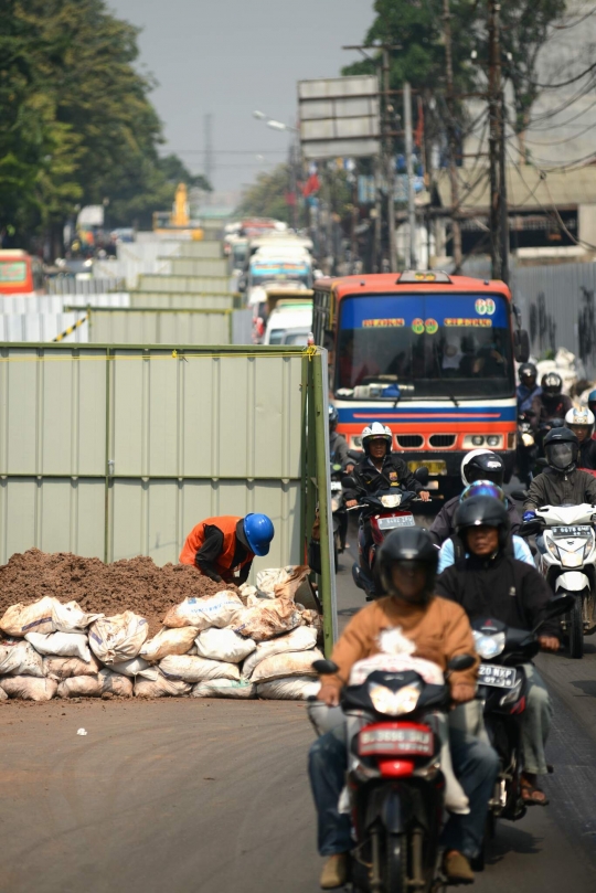 Imbas proyek jalan layang, Kebayoran Lama hingga Cipulir macet parah