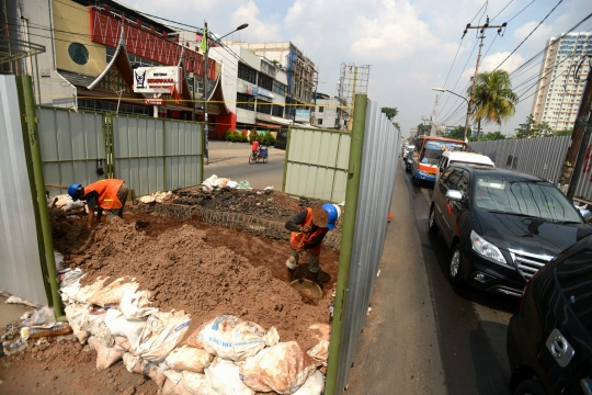 Imbas proyek jalan layang, Kebayoran Lama hingga Cipulir macet parah