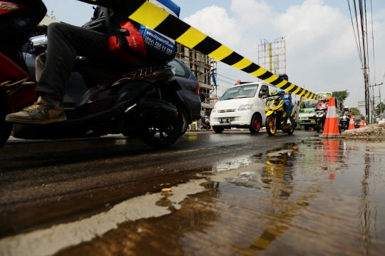 Imbas proyek jalan layang, Kebayoran Lama hingga Cipulir macet parah