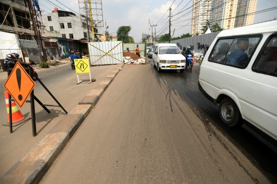 Imbas proyek jalan layang, Kebayoran Lama hingga Cipulir macet parah