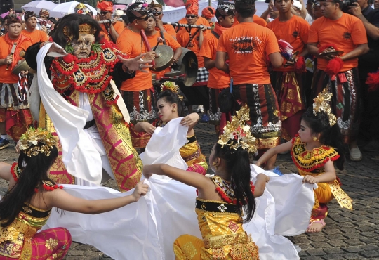 Ratusan umat Hindu meriahkan pawai ogoh-ogoh di Monas