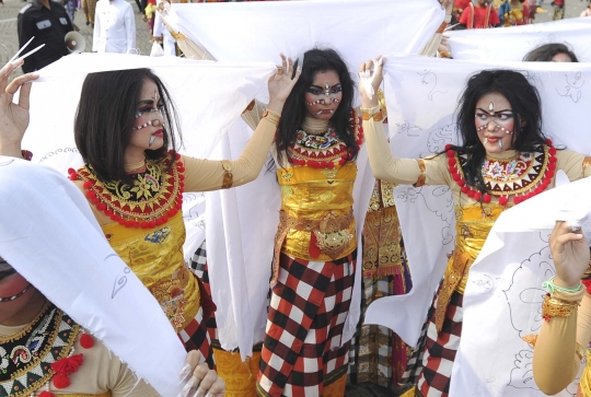 Ratusan umat Hindu meriahkan pawai ogoh-ogoh di Monas