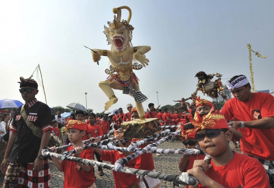 Ratusan umat Hindu meriahkan pawai ogoh-ogoh di Monas