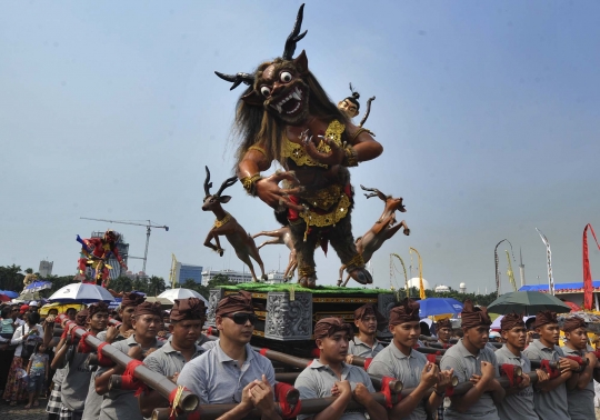 Ratusan umat Hindu meriahkan pawai ogoh-ogoh di Monas