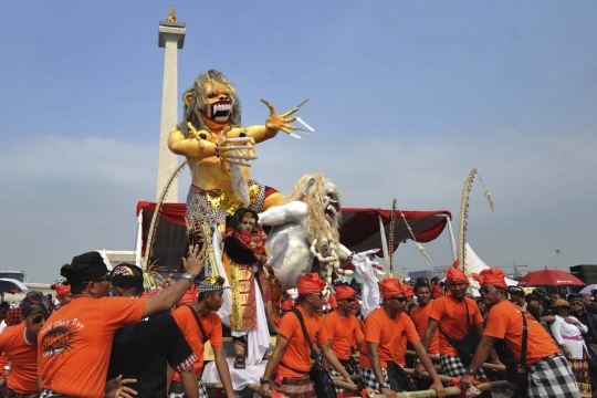 Ratusan umat Hindu meriahkan pawai ogoh-ogoh di Monas