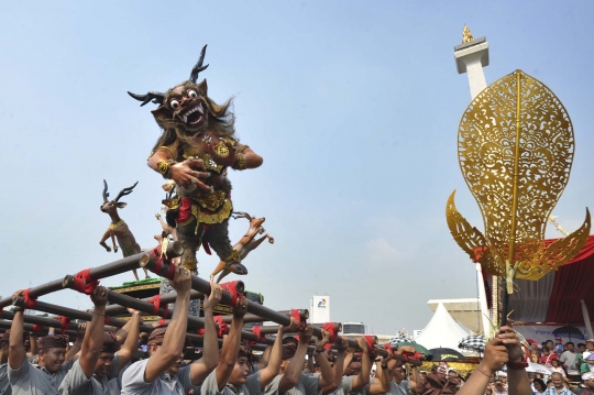 Ratusan umat Hindu meriahkan pawai ogoh-ogoh di Monas