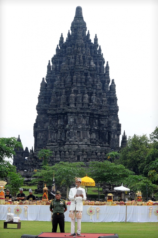 Gaya Jokowi pakai udeng hadiri upacara Tawur Kesanga di Prambanan