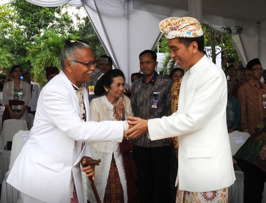 Gaya Jokowi pakai udeng hadiri upacara Tawur Kesanga di Prambanan