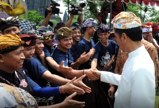 Gaya Jokowi pakai udeng hadiri upacara Tawur Kesanga di Prambanan