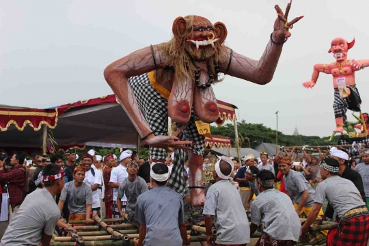 Sambut Nyepi, ribuan umat Hindu di Malang arak genderuwo dan tuyul