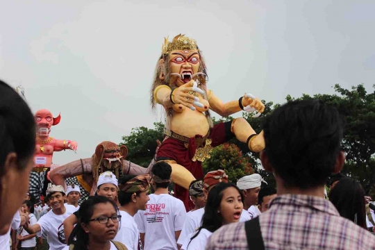 Sambut Nyepi, ribuan umat Hindu di Malang arak genderuwo dan tuyul