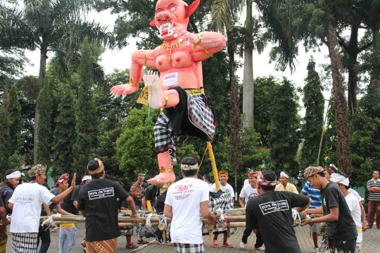 Sambut Nyepi, ribuan umat Hindu di Malang arak genderuwo dan tuyul