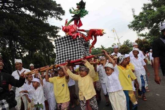 Sambut Nyepi, ribuan umat Hindu di Malang arak genderuwo dan tuyul