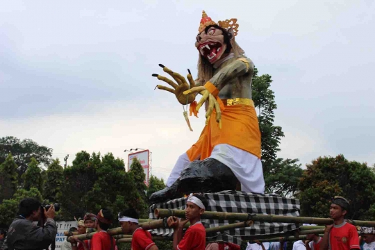 Sambut Nyepi, ribuan umat Hindu di Malang arak genderuwo dan tuyul