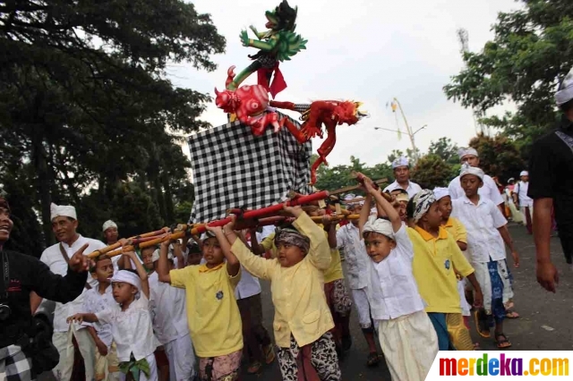 Foto : Sambut Nyepi, ribuan umat Hindu di Malang arak 