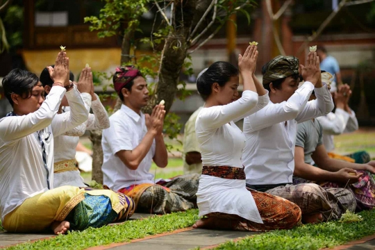 Nyepi, umat Hindu Ibu Kota khusyuk berdoa di Pura Aditya Jaya