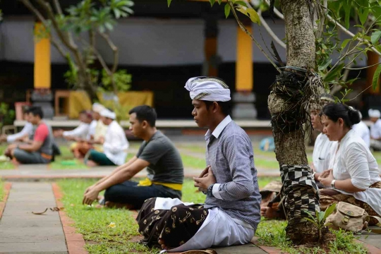 Nyepi, umat Hindu Ibu Kota khusyuk berdoa di Pura Aditya Jaya