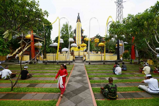 Nyepi, umat Hindu Ibu Kota khusyuk berdoa di Pura Aditya Jaya