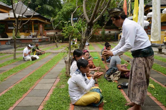 Nyepi, umat Hindu Ibu Kota khusyuk berdoa di Pura Aditya Jaya