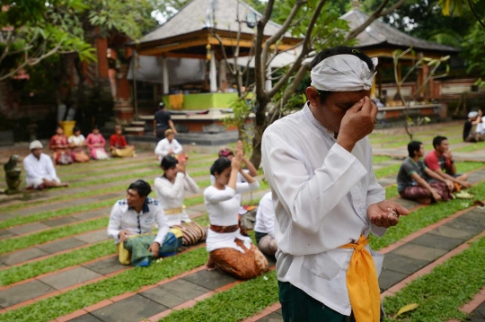 Nyepi, umat Hindu Ibu Kota khusyuk berdoa di Pura Aditya Jaya