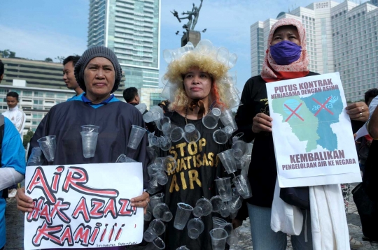 Tolak swastanisasi air, aktivis berkostum gelas plastik keliling HI