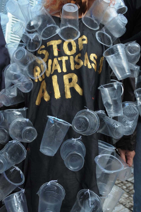 Tolak swastanisasi air, aktivis berkostum gelas plastik keliling HI