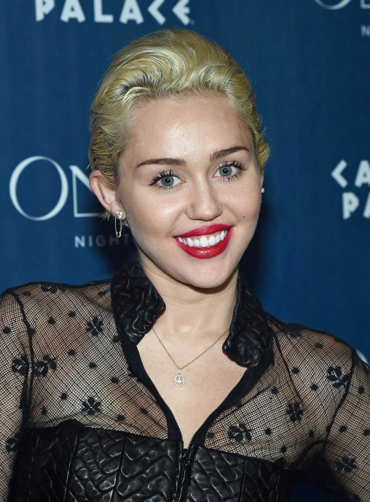 Senyuman bibir merah seksi Miley Cyrus