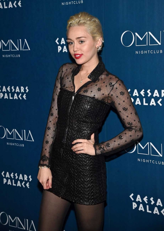 Senyuman bibir merah seksi Miley Cyrus