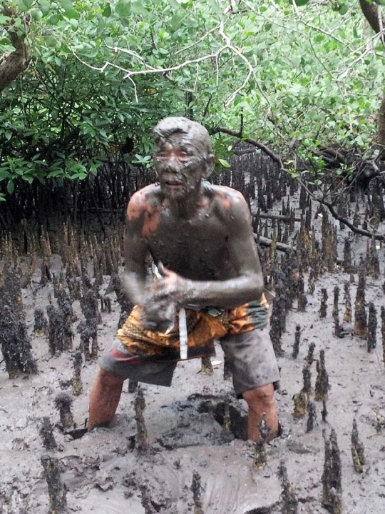 Melihat keseruan tradisi mandi dan lempar lumpur di Bali