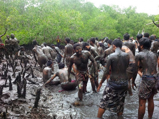 Melihat keseruan tradisi mandi dan lempar lumpur di Bali