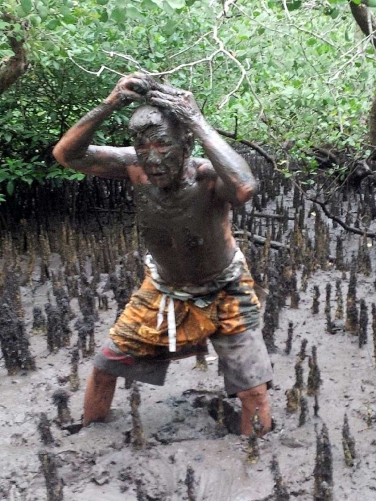 Melihat keseruan tradisi mandi dan lempar lumpur di Bali