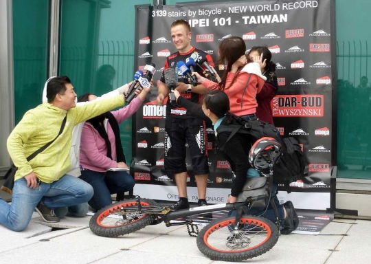 Gila, pria ini pecahkan rekor gowes sepeda ke puncak Taipei 101