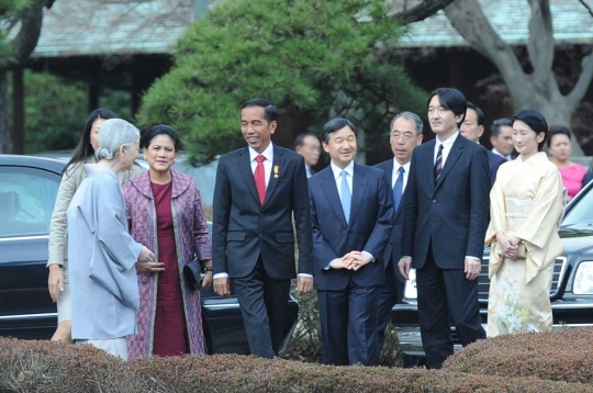 Keliling Istana Kaisar Akihito, Jokowi kasih makan ikan