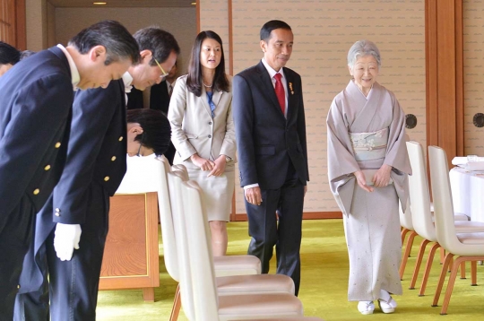 Keliling Istana Kaisar Akihito, Jokowi kasih makan ikan