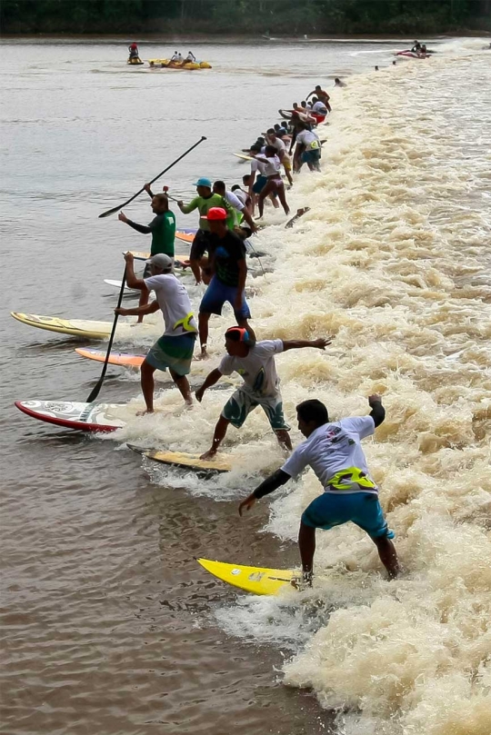 Serunya berselancar air pasang di Sungai Amazon