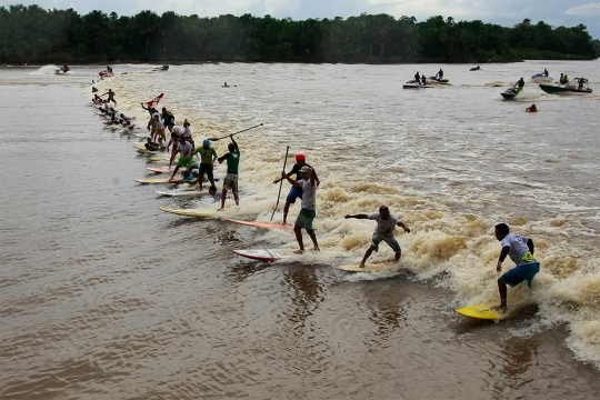 Serunya berselancar air pasang di Sungai Amazon