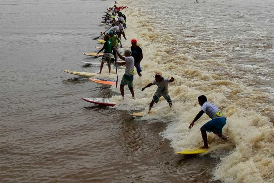 Serunya berselancar air pasang di Sungai Amazon