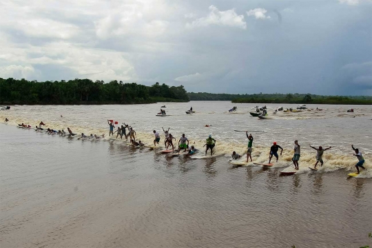 Serunya berselancar air pasang di Sungai Amazon