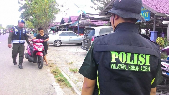 Polisi Syariat jaring puluhan wanita dan pria berpakaian ketat