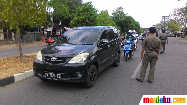 Foto : Razia baju ketat di Aceh, pengendara mobil bebas 