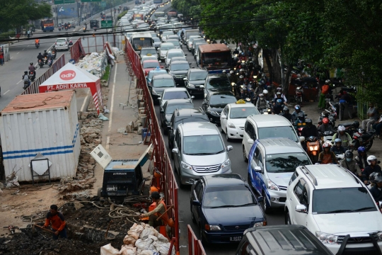 Makin sempit, lalu lintas di Kapten Tendean macet parah