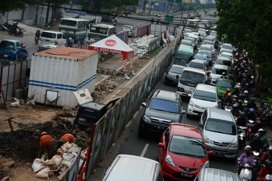 Makin sempit, lalu lintas di Kapten Tendean macet parah