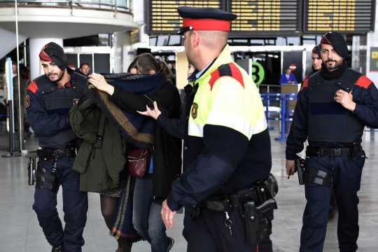 Pesawat Germanwings jatuh, keluarga penumpang histeris di bandara