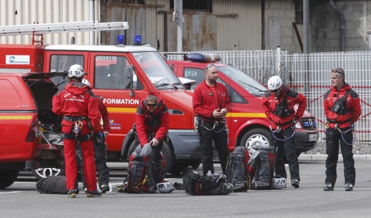 Pesawat Germanwings jatuh, keluarga penumpang histeris di bandara