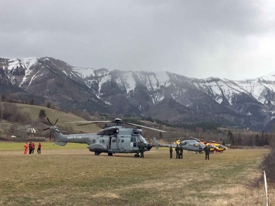 Suasana pencarian puing pesawat Germanwings di Pegunungan Alpen
